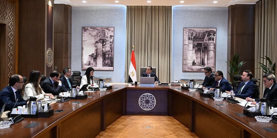 رئيس الوزراء يتابع موقف توافُر السلع الاستراتيجية والمخزون منها