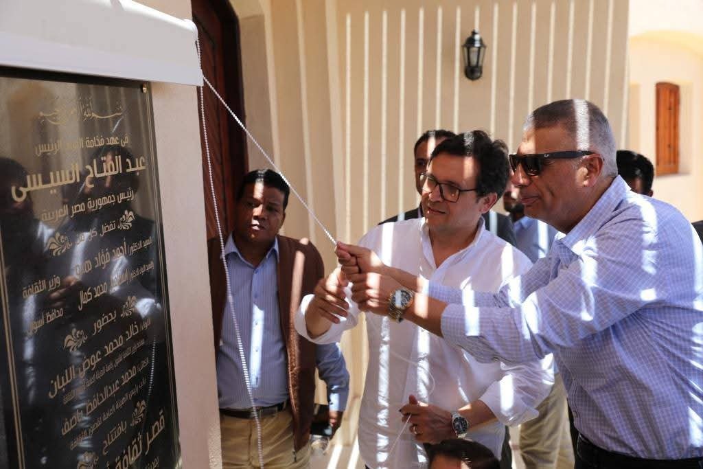 وزير الثقافة ومحافظ أسوان يفتتحان قصر ثقافة أبو سمبل السياحية.. والتنسيق لإدراجه ضمن البرنامج السياحى