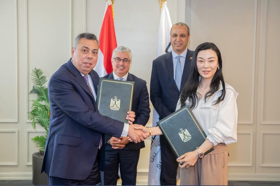 رئيس اقتصادية قناة السويس يشهد توقيع عقد مشروع جديد مع شركة “شاوشين بيكي” الصينية