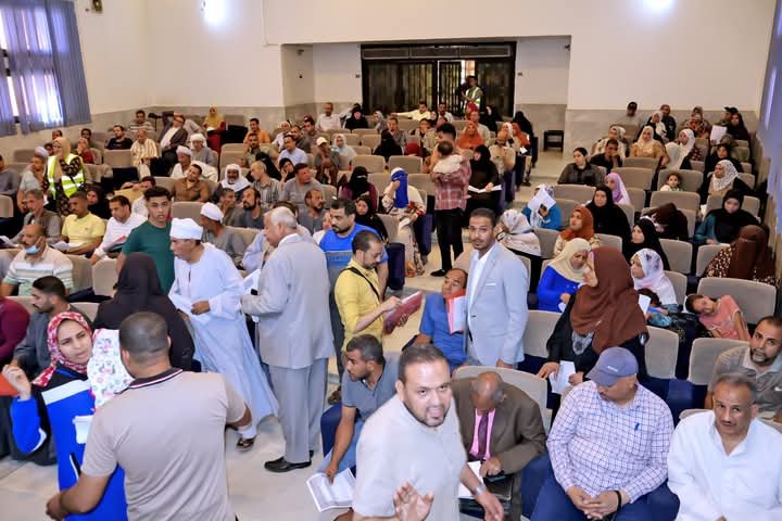 محافظ سوهاج يعقد اللقاء الجماهيري الأسبوعي للاستماع إلى شكاوى وطلبات المواطنين