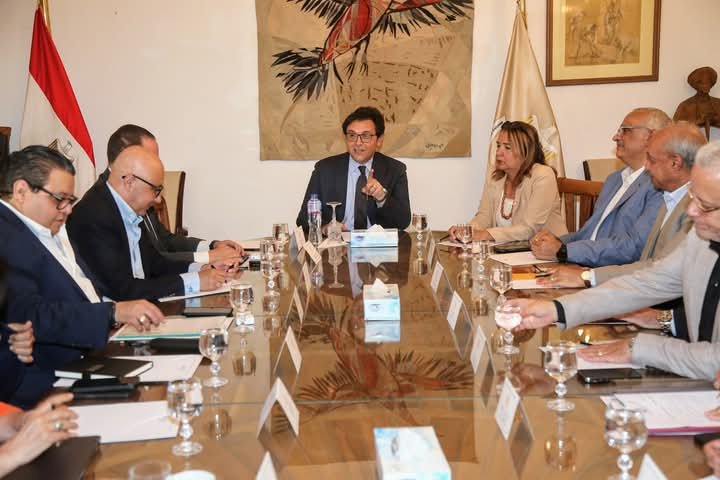 وزير الثقافة يجتمع بقيادات الوزارة لاستعراض خطة العمل والمبادرات المنتظر إطلاقها بالتزامن مع احتفالات 30يونيو