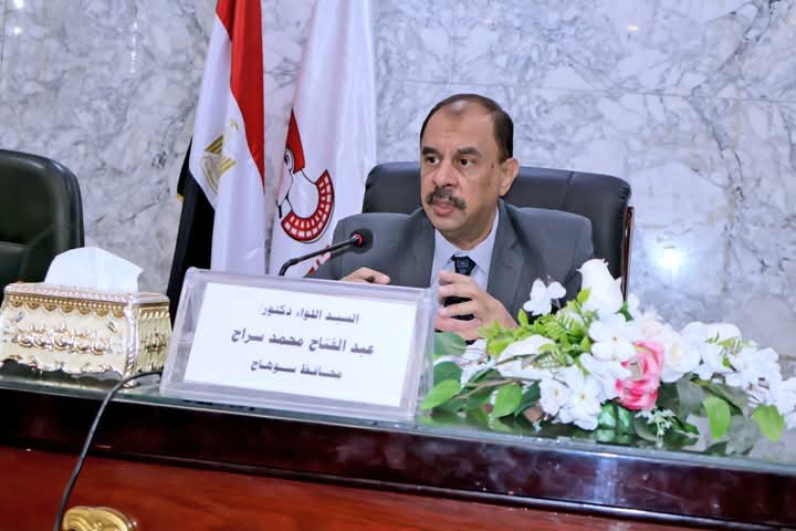 محافظ سوهاج يبحث استعدادات المحافظة لاستقبال عيد الأضحى المبارك .