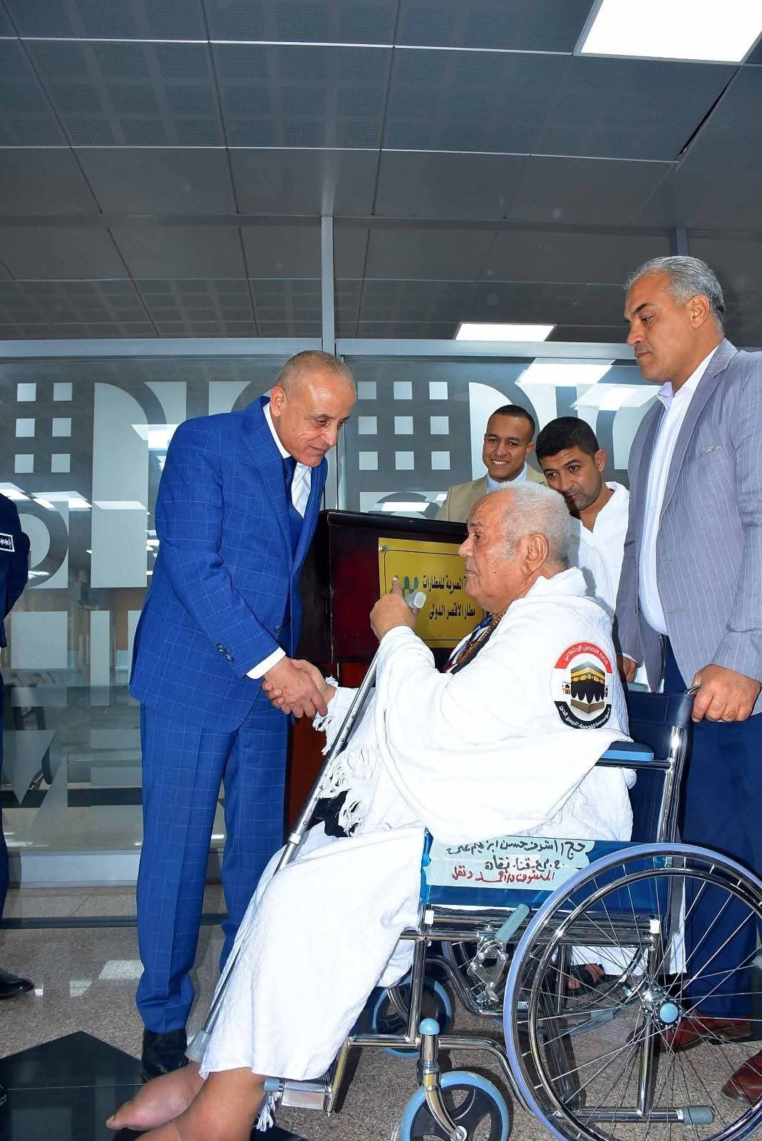 من مطار الأقصر الدولى.. محافظ الأقصر يودع حجاج الفوج الخامس لقرعة وزارة التضامن الإجتماعى