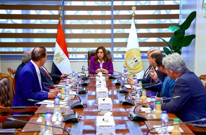 وزيرة التنمية المحلية تتابع مع عدد من قيادات الوزارة ملفات الأحوزة العمرانية والمخططات التفصيلية والاستراتيجية للمدن والقرى بالمحافظات