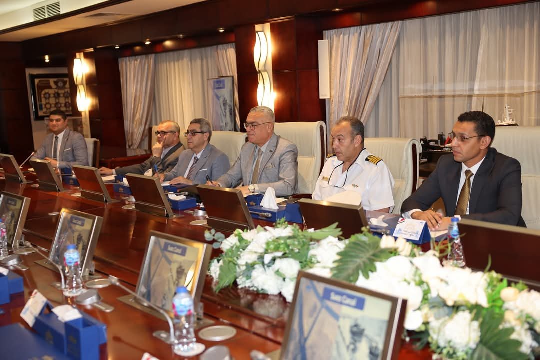 قناة السويس تعقد اجتماعًا موسعًا مع الاتحاد الدولي للتأمين البحري لبحث التطورات الإيجابية بالملاحة بالمنطقة