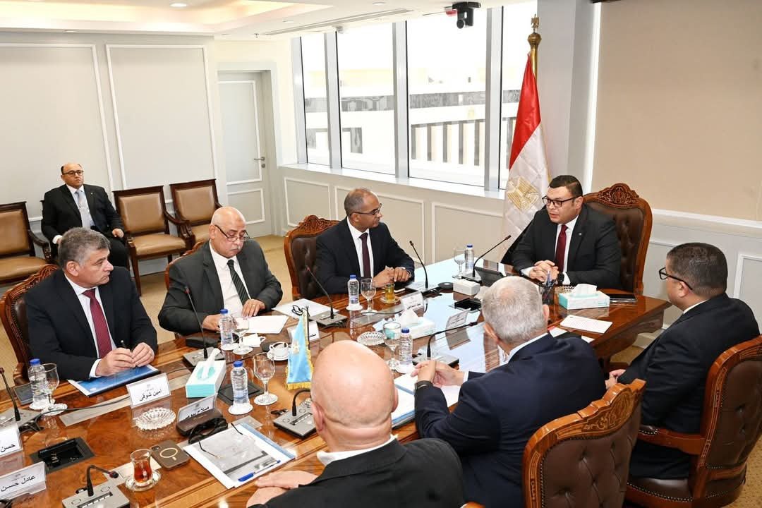 وزير الإسكان يتابع منظومة الصرف الصحي بقرية الكرور بأسوان