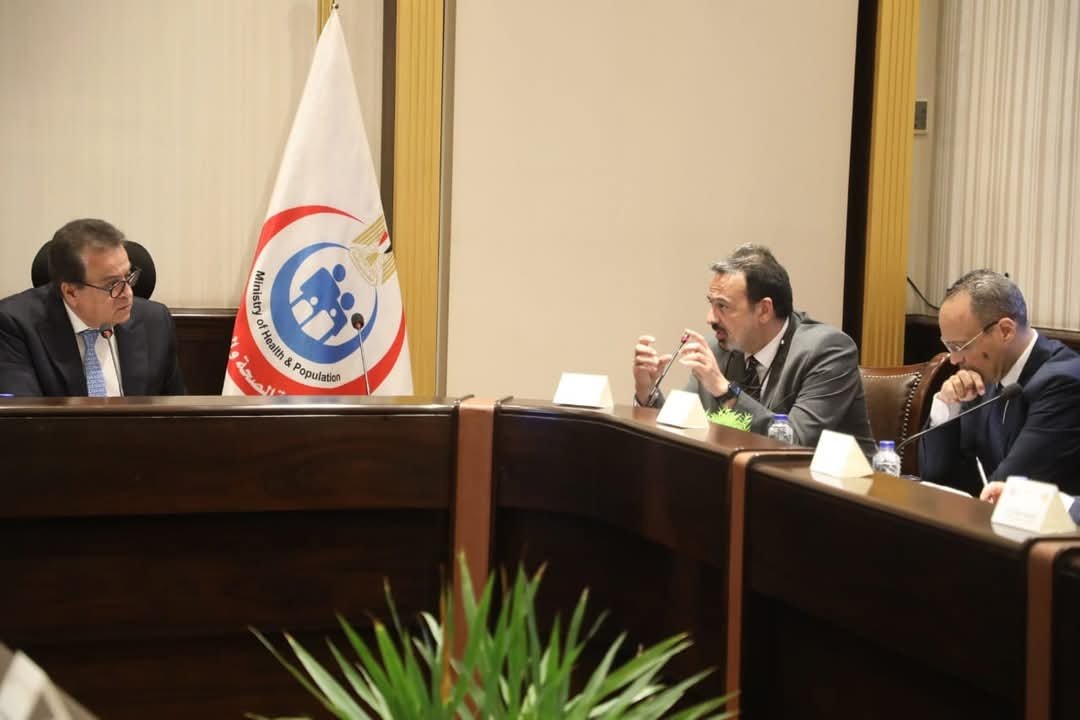 وزير الصحة يبحث مع شركة “سترايكر” تعزيز التعاون في تقنيات الذكاء الاصطناعي والجراحة الروبوتية