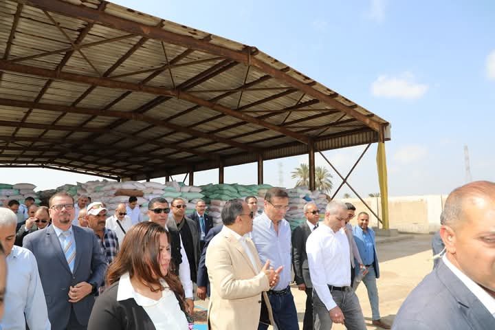 وزير الزراعة ومحافظ الشرقية ورئيس البنك الزراعي يتابعون أعمال توريد القمح بشونة العزيزية