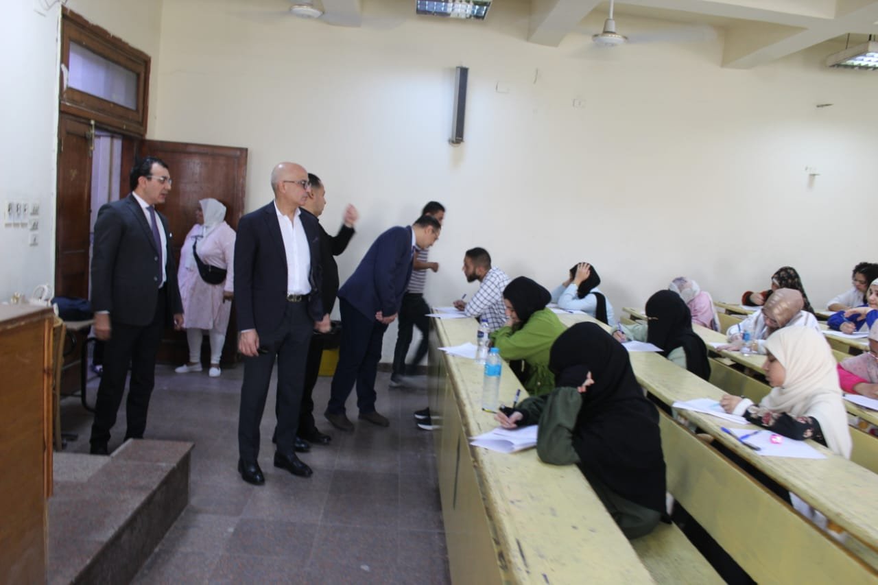رئيس جامعة عين شمس يتفقد امتحانات الفصل الدراسي الثاني
