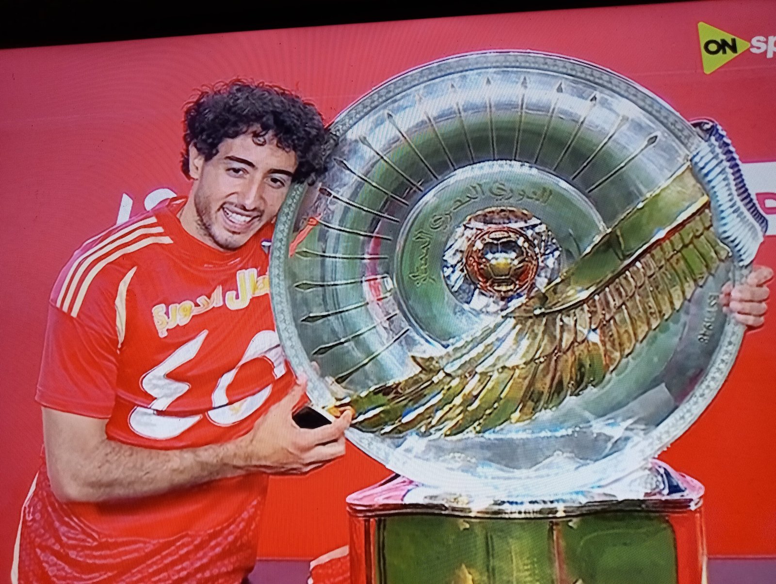 لاعبون النادي الاهلي يحتفلون بدرع الدوري العام