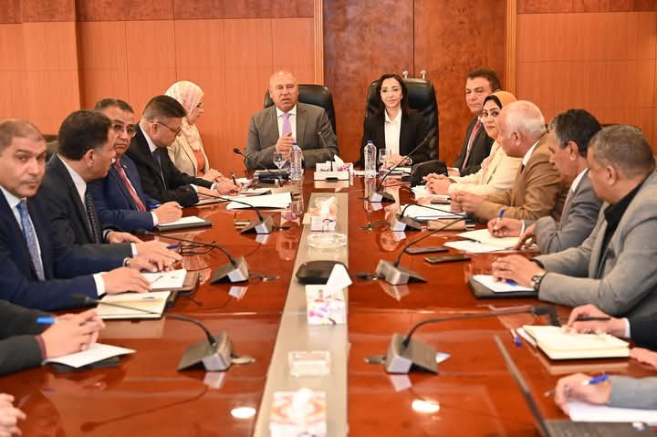 وزير الصناعة والنقل يبحث مع محافظ ومستثمري البحيرة تحديات المناطق الصناعية بالمحافظة وسبل حلها