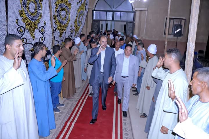 محافظ سوهاج يؤدي واجب العزاء لأسرة المحاسب عامر عوض رئيس مجلس ومدينة طهطا