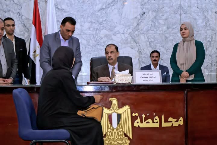 محافظ سوهاج يعقد اللقاء الجماهيري الأسبوعي للاستماع إلى شكاوى وطلبات المواطنين