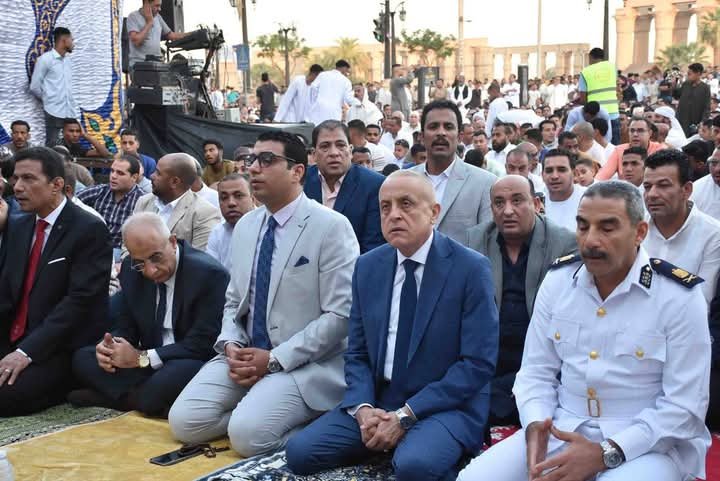 محافظ الأقصر يؤدى صلاة عيد الأضحى المبارك بساحة سيدي أبو الحجاج وسط جموع المصلين