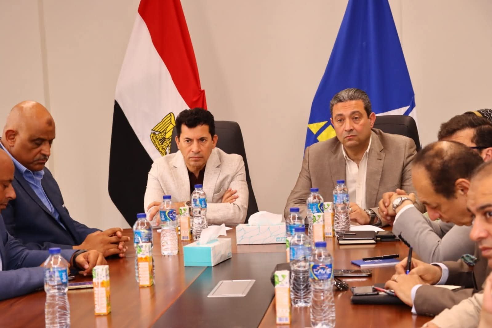 وزير الشباب والرياضة ومحافظ دمياط يجتمعان مع نواب مجلسي النواب والشيوخ بديوان عام المحافظة