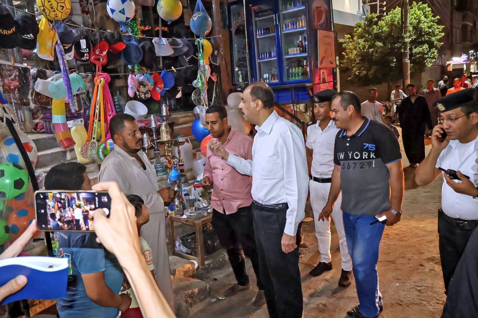 خلال جولة ميدانية مفاجئة بأخميم وساقلتة..محافظ سوهاج يتفقد مستوى الخدمات المقدمة للمواطنين والوضع العام بالشارع