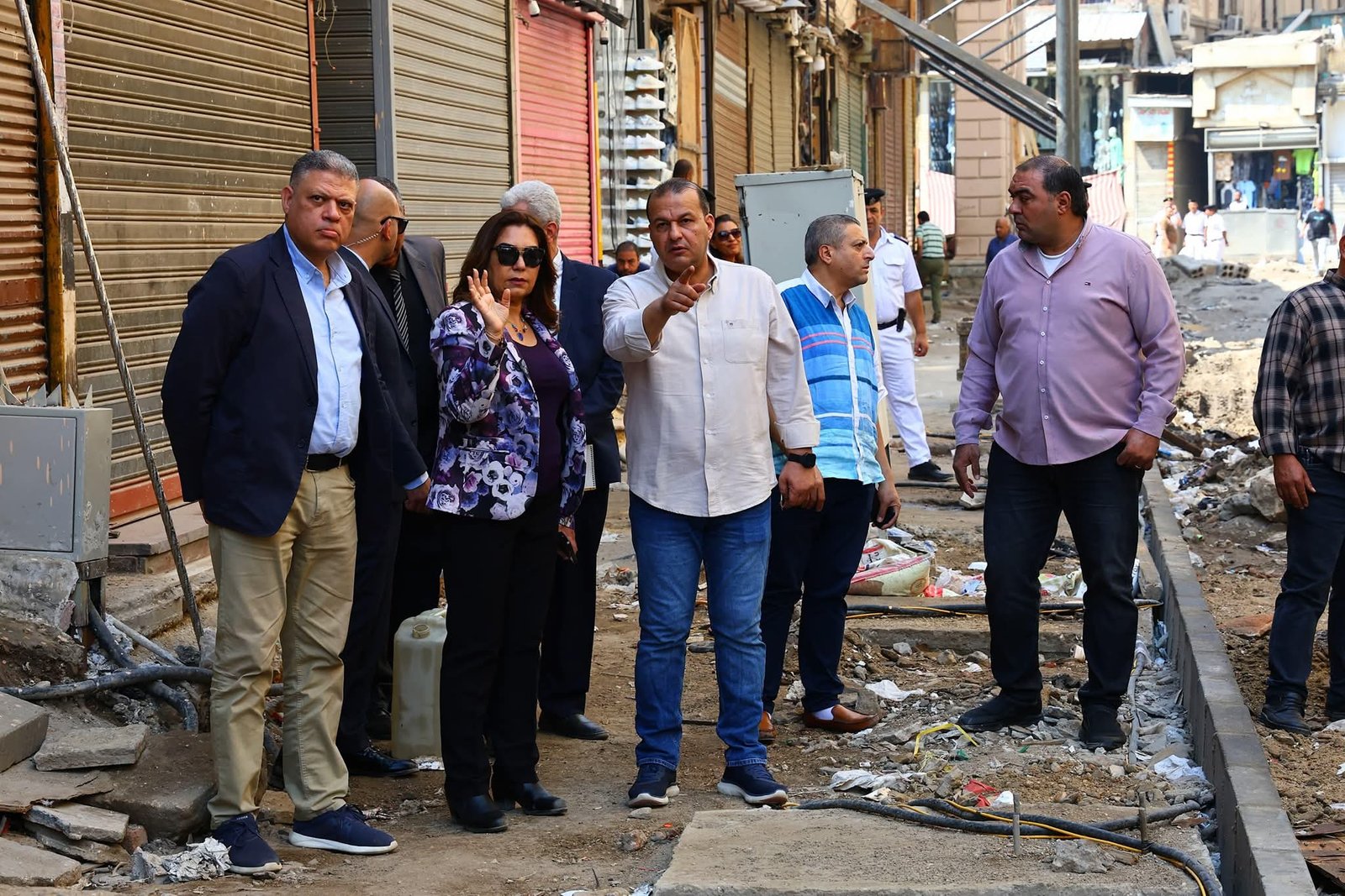 بتكلفة ٣٨ مليون جنيه من الخطة الاستثمارية للوزارة..وزيرة التنمية المحلية تتفقد أعمال تنفيذ المرحلة الأولى من تطوير سوق العتبة بحي الموسكي بالقاهرة وتلتقي مع عدد من أصحاب المحلات التجارية