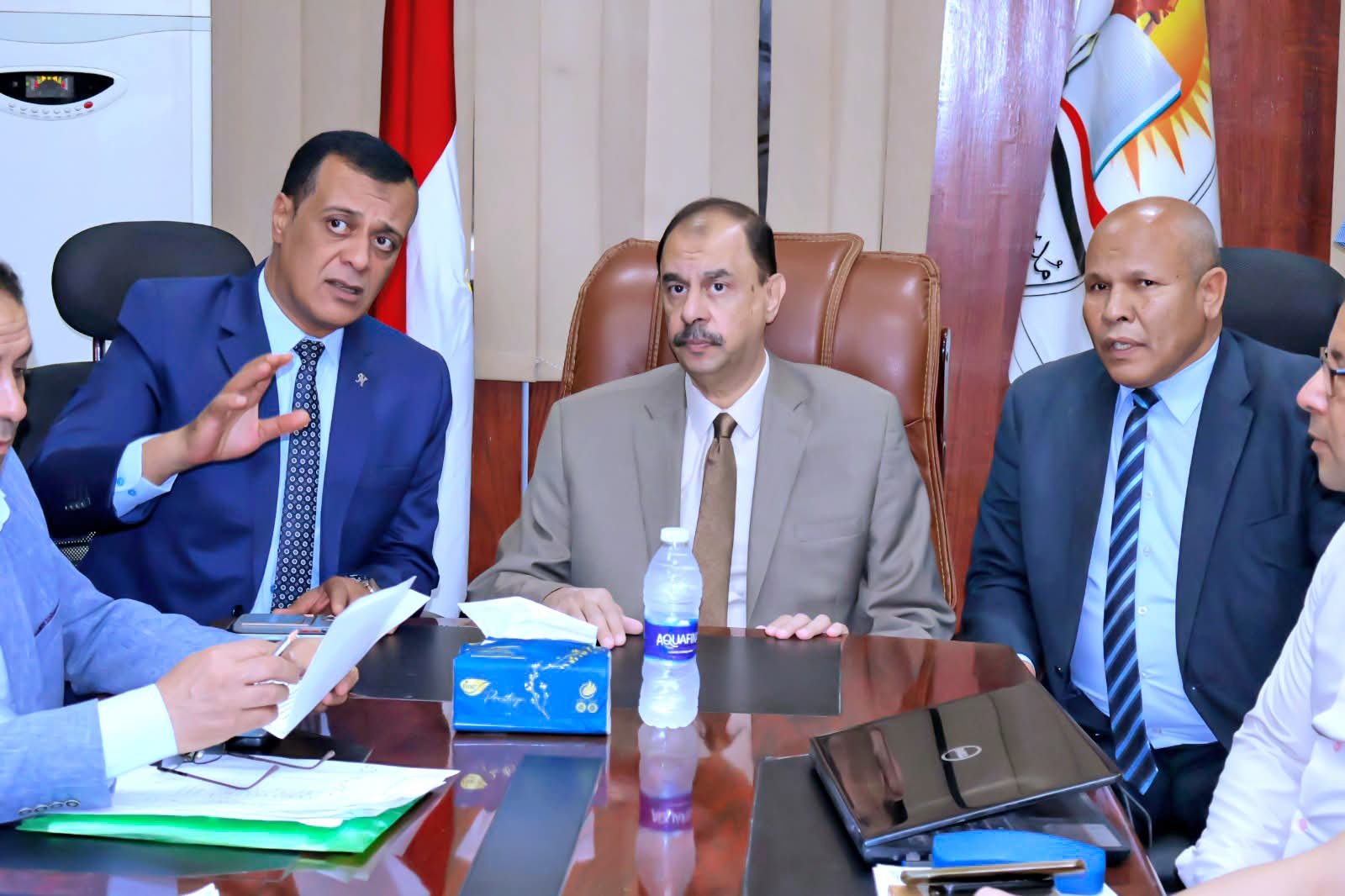 محافظ سوهاج يتفقد غرفة العمليات الرئيسية بمديرية التربية والتعليم ويتابع سير الامتحانات