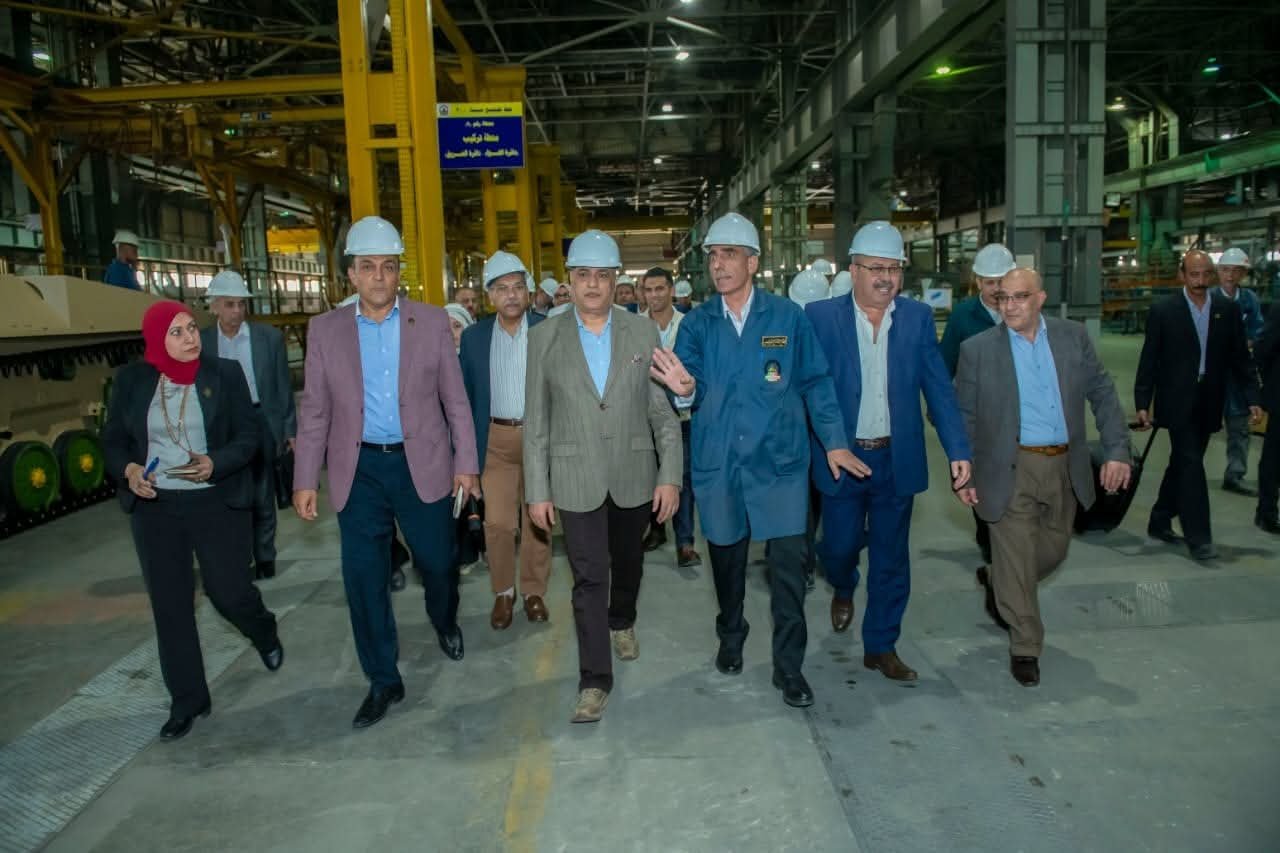 وزير الدولة للإنتاج الحربى يتابع مراحل التصنيع العسكرى والمدنى بمصنع إنتاج وإصلاح المدرعات