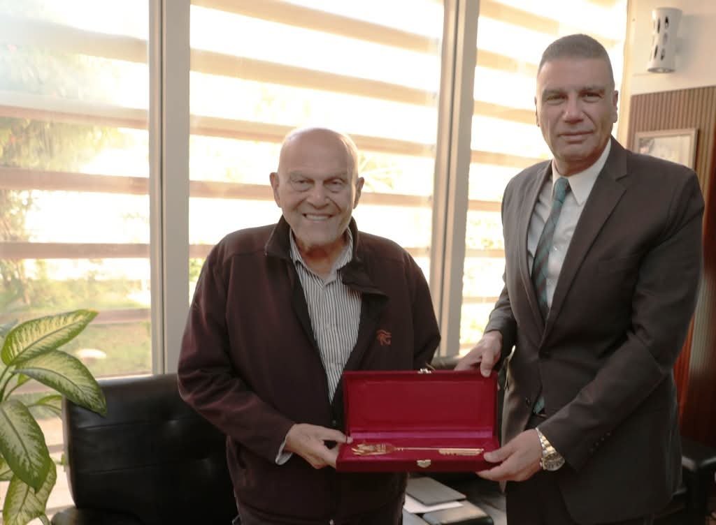 محافظ أسوان يهدى مفتاح المدينة لجراح القلب العالمى الدكتور مجدى يعقوب