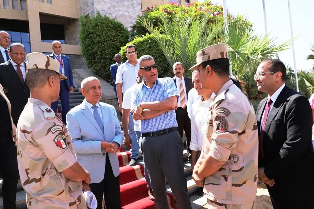 محافظ أسوان يلتقي رئيس الأكاديمية العربية للعلوم والتكنولوجيا ويشيد بأعمال التطوير للمشروعات التنموية والخدمية بالمحافظة