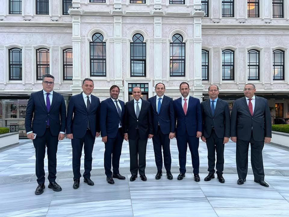 وزير الخارجية والهجرة يلتقي بمجموعة من رجال الأعمال الأتراك خلال زيارته لإسطنبول