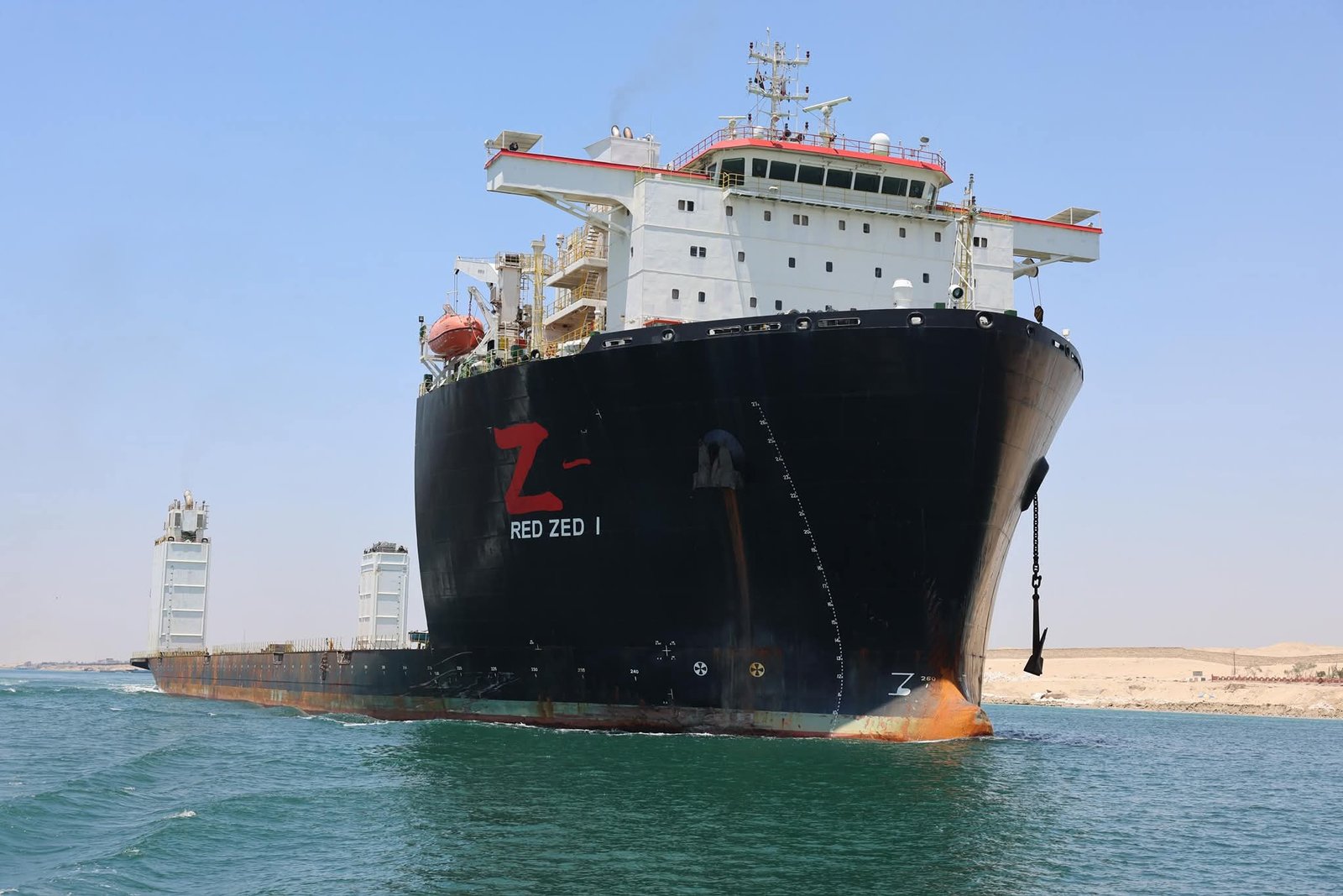 الفريق أسامة ربيع: “تعاملنا بشكل فوري واحترافي مع حادث جنوح سفينة الغطس RED ZED1”