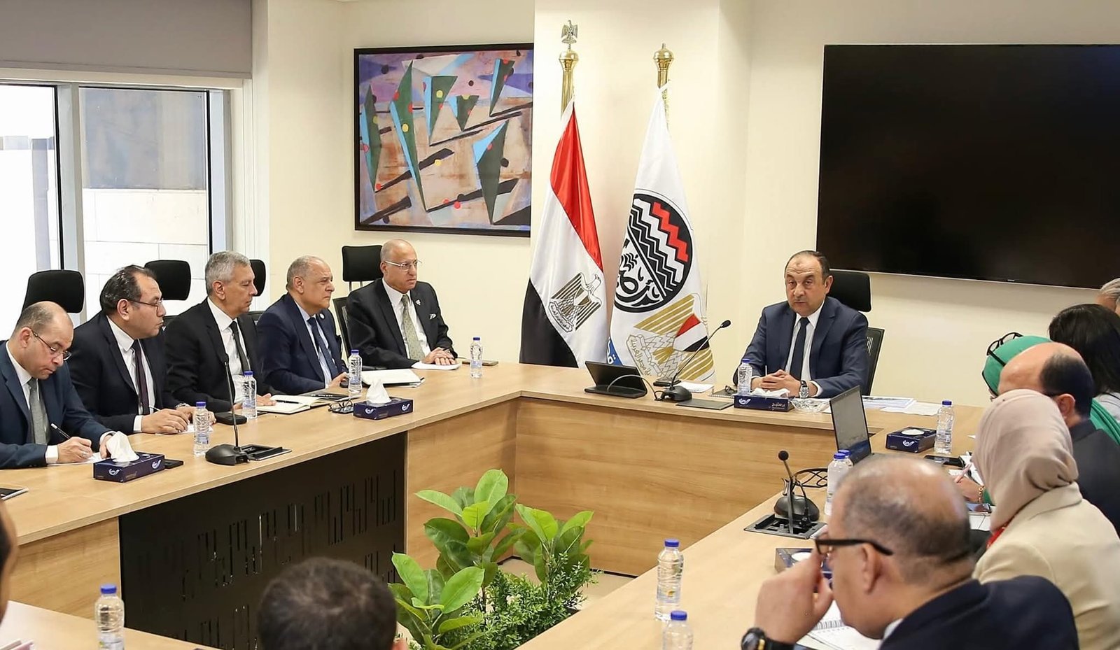 وزير قطاع الأعمال العام يجتمع برؤساء الشركات القابضة لمتابعة مشروعات التطوير والشراكة والاستثمار