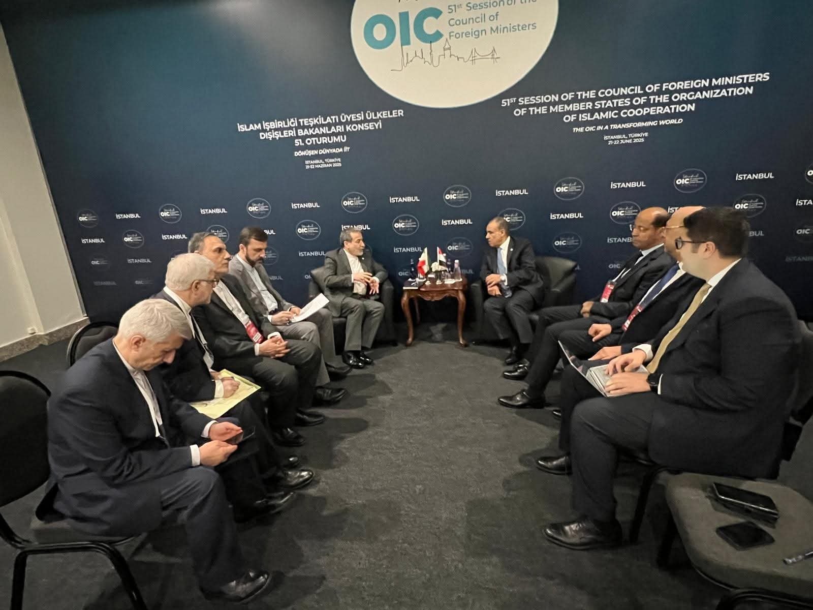 وزير الخارجية والهجرة يلتقي بوزير خارجية إيران في اسطنبول