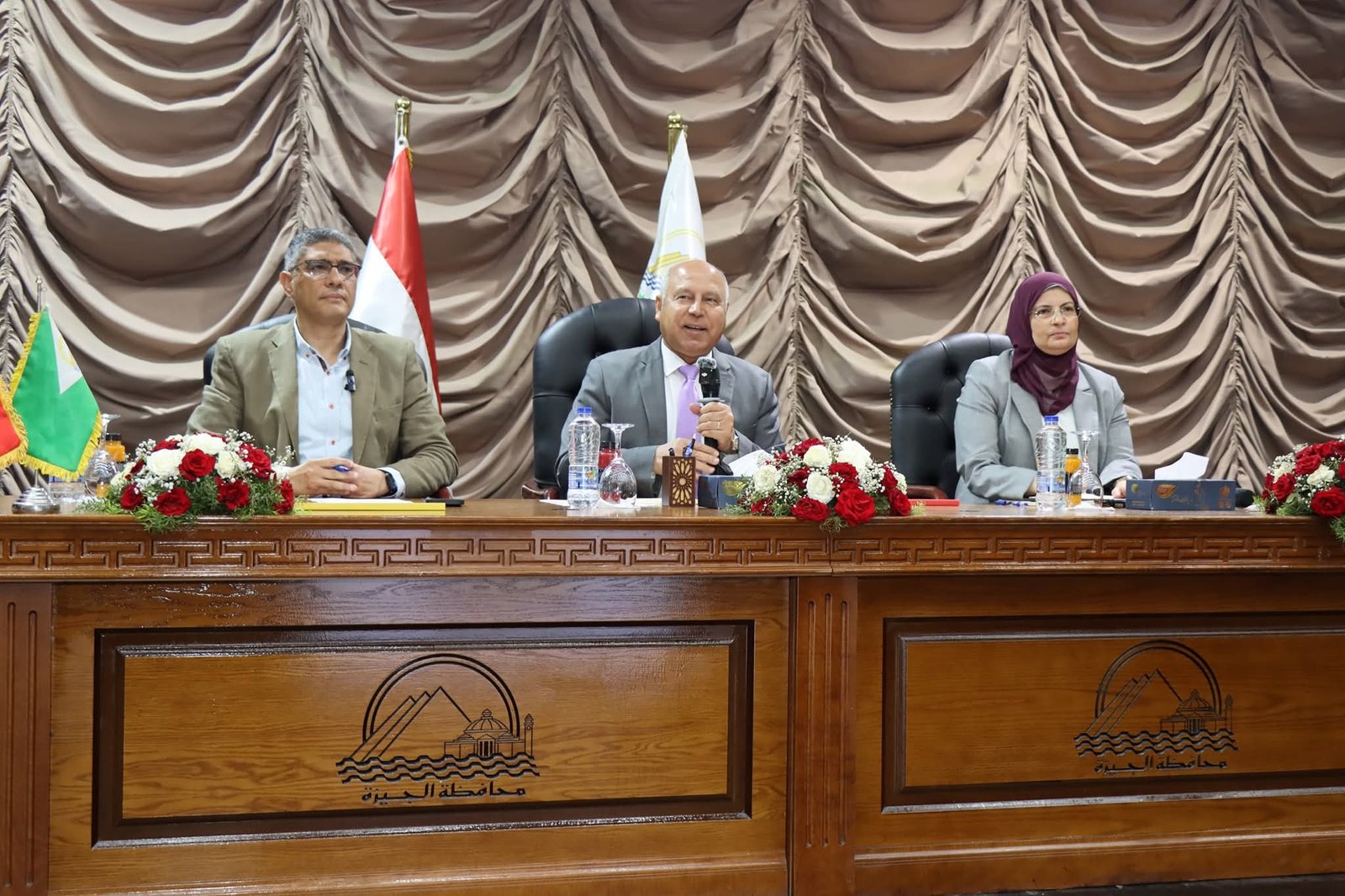 في استجابة سريعة لشكاوى واستغاثات مستثمري المنطقة الصناعية بأبو رواش.. نائب رئيس مجلس الوزراء للتنمية الصناعية وزير الصناعة والنقل يبحث مع محافظ الجيزة ومستثمري المنطقة أبرز المشكلات والتحديات بالمنطقة وسبل حلها