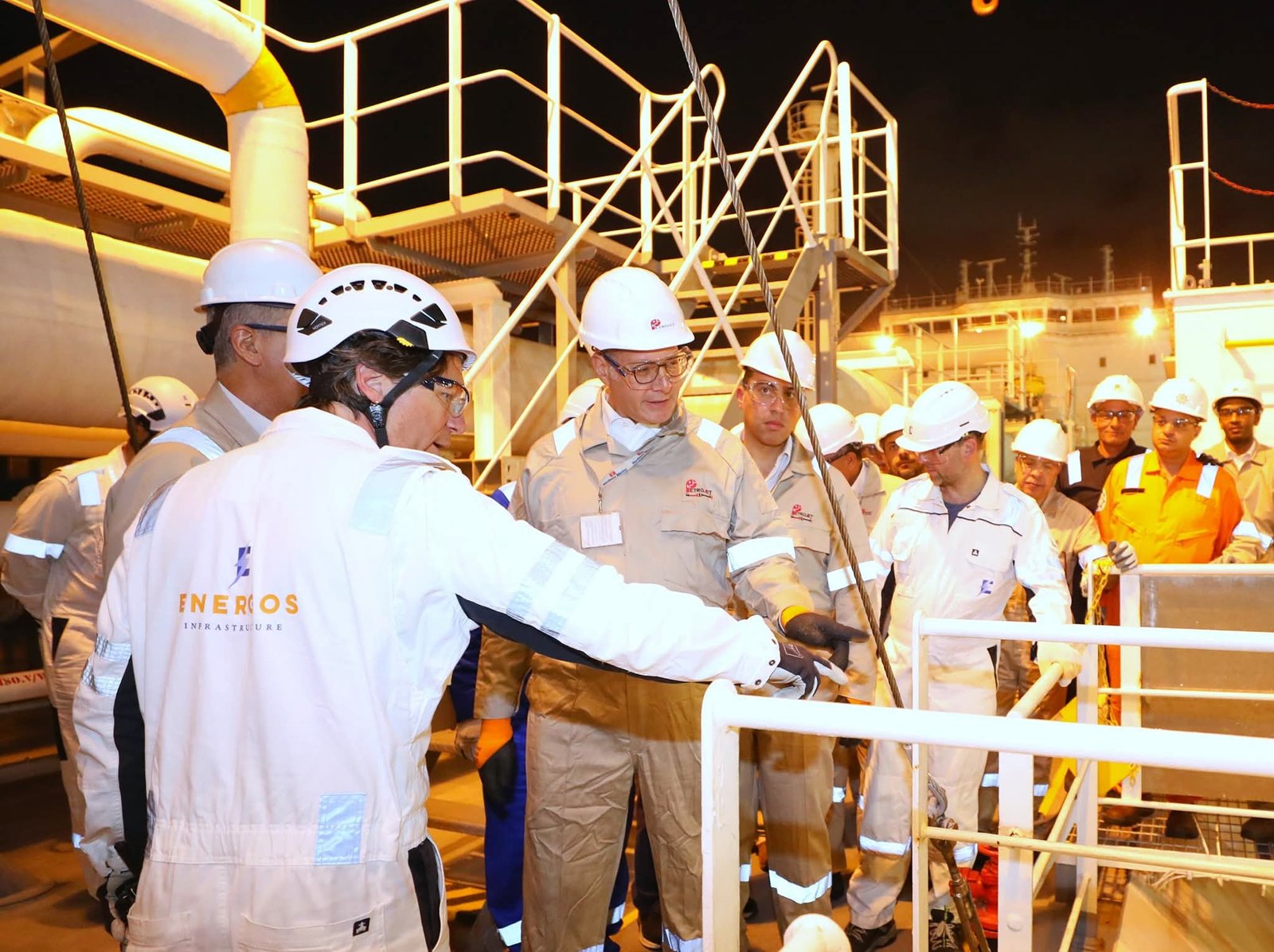 وزير البترول يتفقد ميناء الإسكندرية لمتابعة تقدم أعمال تجهيز سفينة التغييز “Energos Power