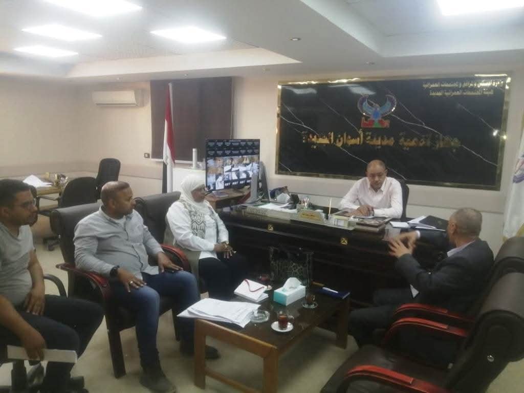 محافظ أسوان يتابع الجهود المبذولة لتكثيف ندوات التوعية لترشيد إستهلاك الكهرباء