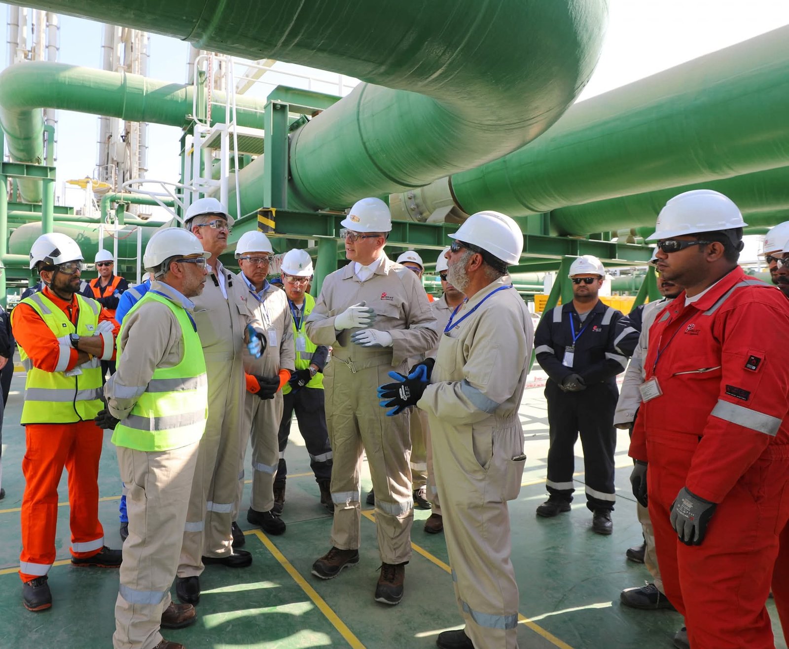 وزير البترول والثروة المعدنية خلال تفقده المراحل النهائية لأعمال تجهيزات سفينة التغييز “Energos Eskimo”: