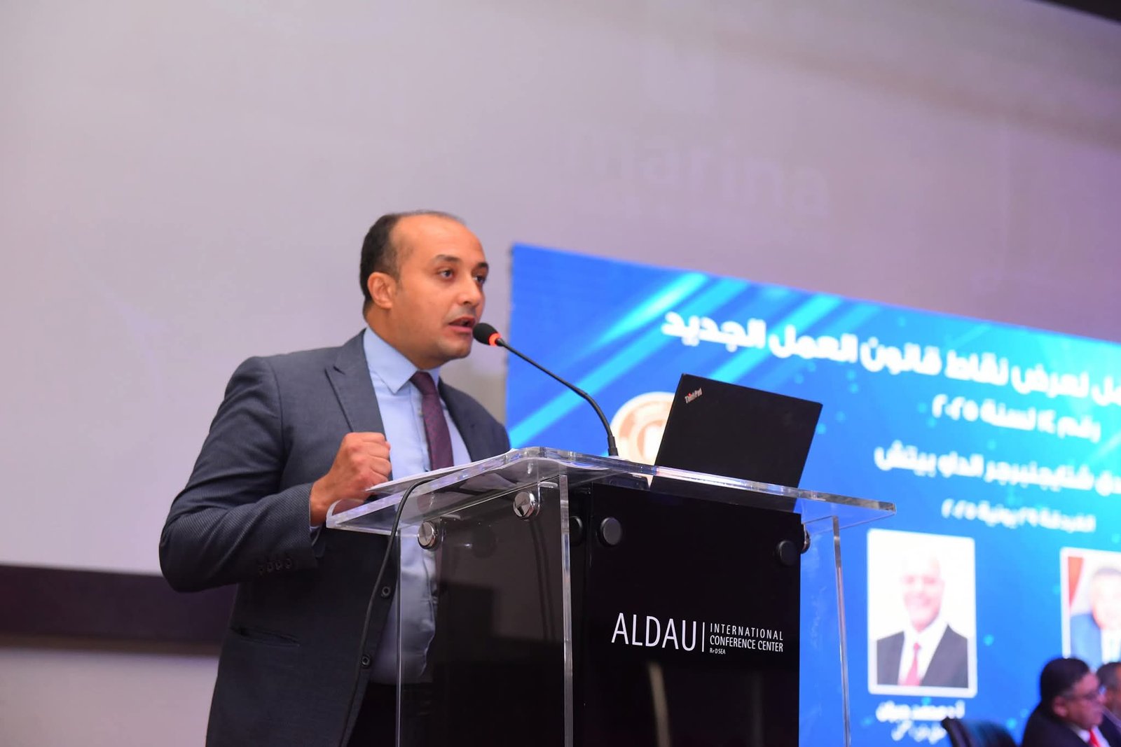 وزير العمل يستكمل جولته في محافظة البحر الأحمر لليوم الثاني على التوالي..