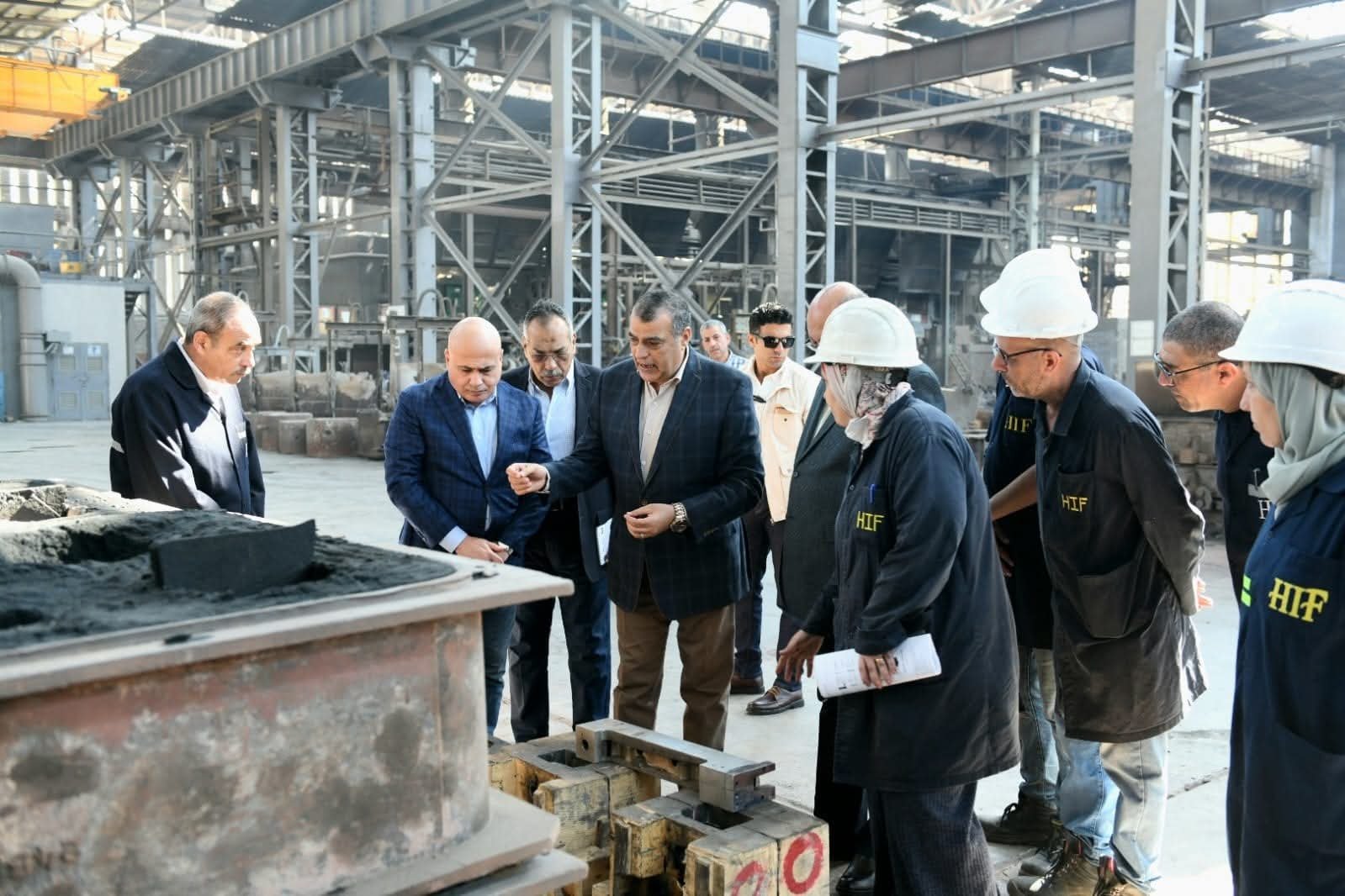 وزير الدولة للإنتاج الحربي يتابع سير العملية الإنتاجية بشركة حلوان للمسبوكات (مصنع 9 الحربي)