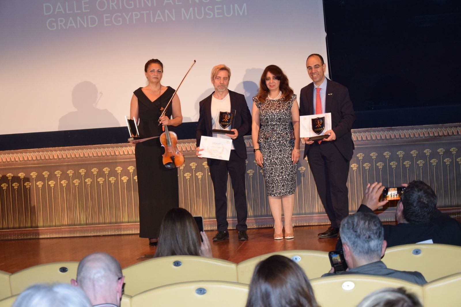 رانيا يحيى تكرم المبدعين المشاركين فى امسية المتاحف المصرية بروما