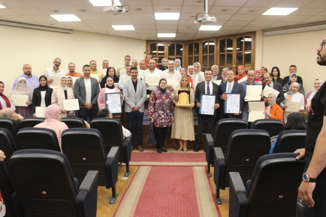 كلية الآداب جامعة عين شمس تحصل رسميًا على ثلاث شهادات أيزو