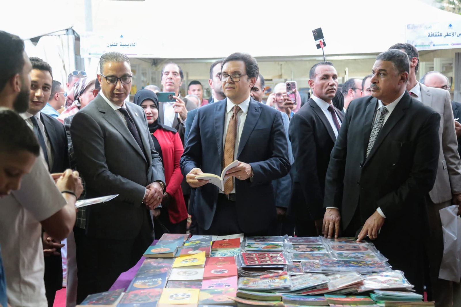 وزير الثقافة ومحافظ الفيوم يفتتحان الدورة الأولى لمعرض الفيوم للكتاب ضمن احتفالات الوزارة بثورة ال30من يونيو