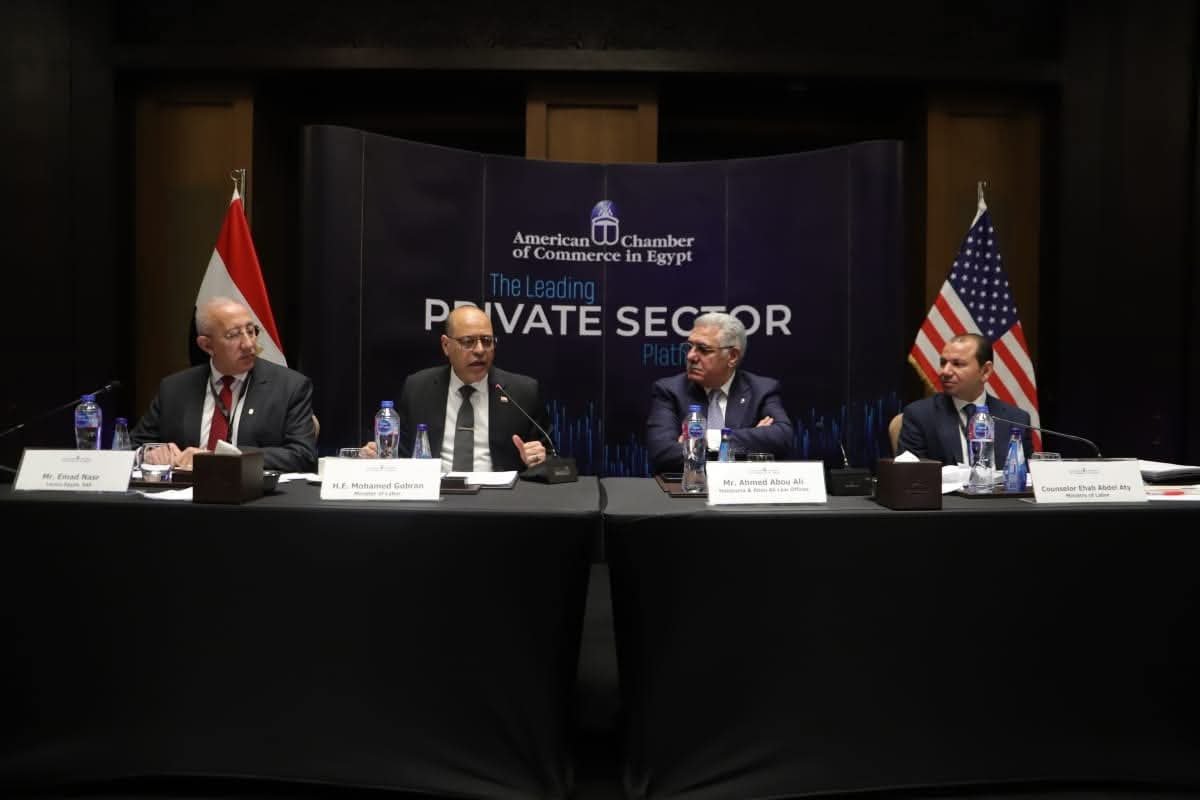 تحت رعاية الغرفة التجارية الأمريكية بمصر..وزير العمل يفتتح ورشة عمل للتوعية بقانون العمل الجديد