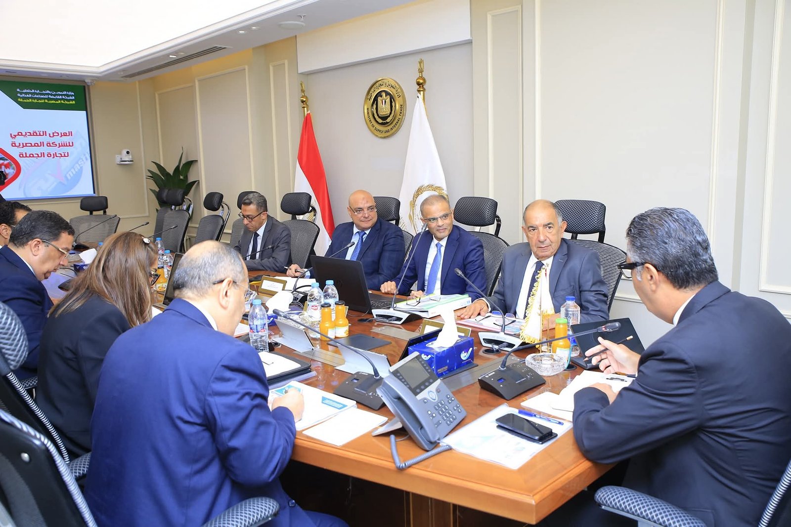وزير التموين يجتمع مع رئيس مجلس ادارة الشركة المصرية لتجارة الجملة لمتابعة انتظام العمل وموقف توافر السلع بالمنافذ والمخازن