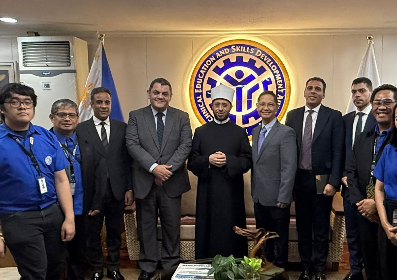 مدير هيئة تنمية المهارات الفلبينية يستقبل وزير الأوقاف لبحث التعاون المشترك