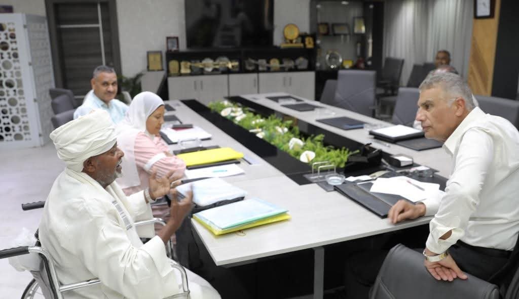 محافظ أسوان يلتقي المواطنين ويستجيب بحلول سريعة وإجراءات فورية لتلبية مطالبهم