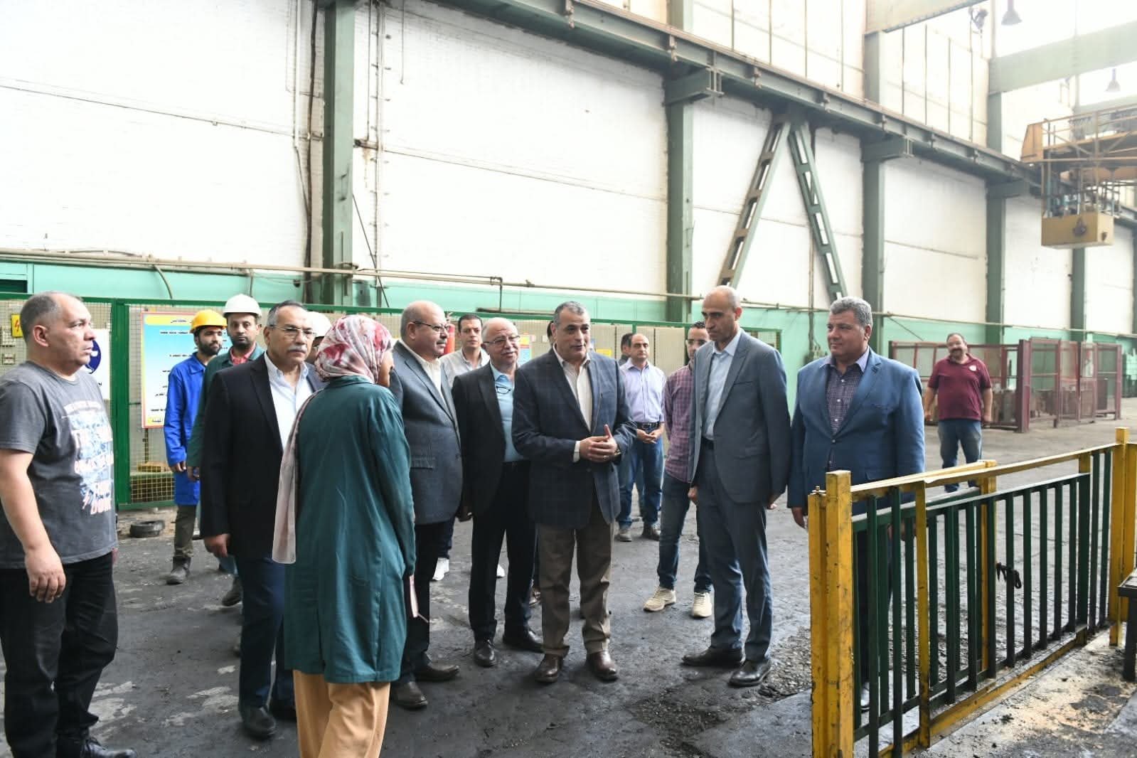 وزير الدولة للإنتاج الحربي يطمئن على سير العملية الإنتاجية خلال مرور مفاجيء على شركة حلوان للصناعات الهندسية (مصنع 99 الحربي)