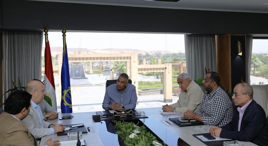 محافظ أسوان : بث الطمأنينة فى نفوس أسر وطلاب مدرسة التمريض بتوفيق أوضاعهم