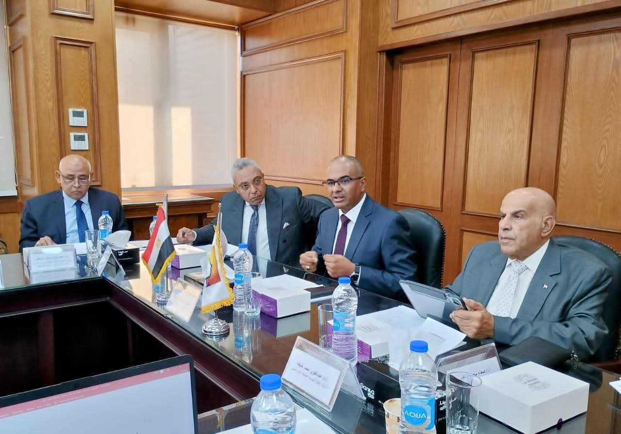 نائب وزير الإسكان يعقد اجتماعًا مع اللجنة التنسيقية العليا لتحديث أكواد مياه الشرب والصرف الصحى