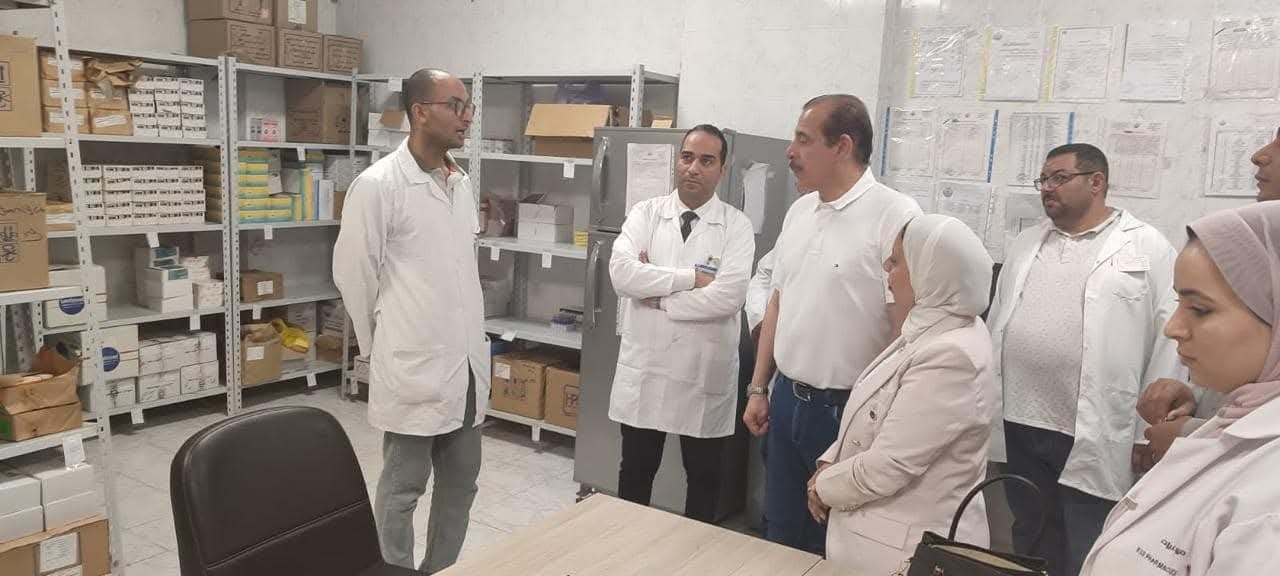 نائب وزير الصحة يتفقد منشآت طبية بالإسماعيلية ويوجه بمكافآت للمتميزين وإجراءات ضد المقصرين
