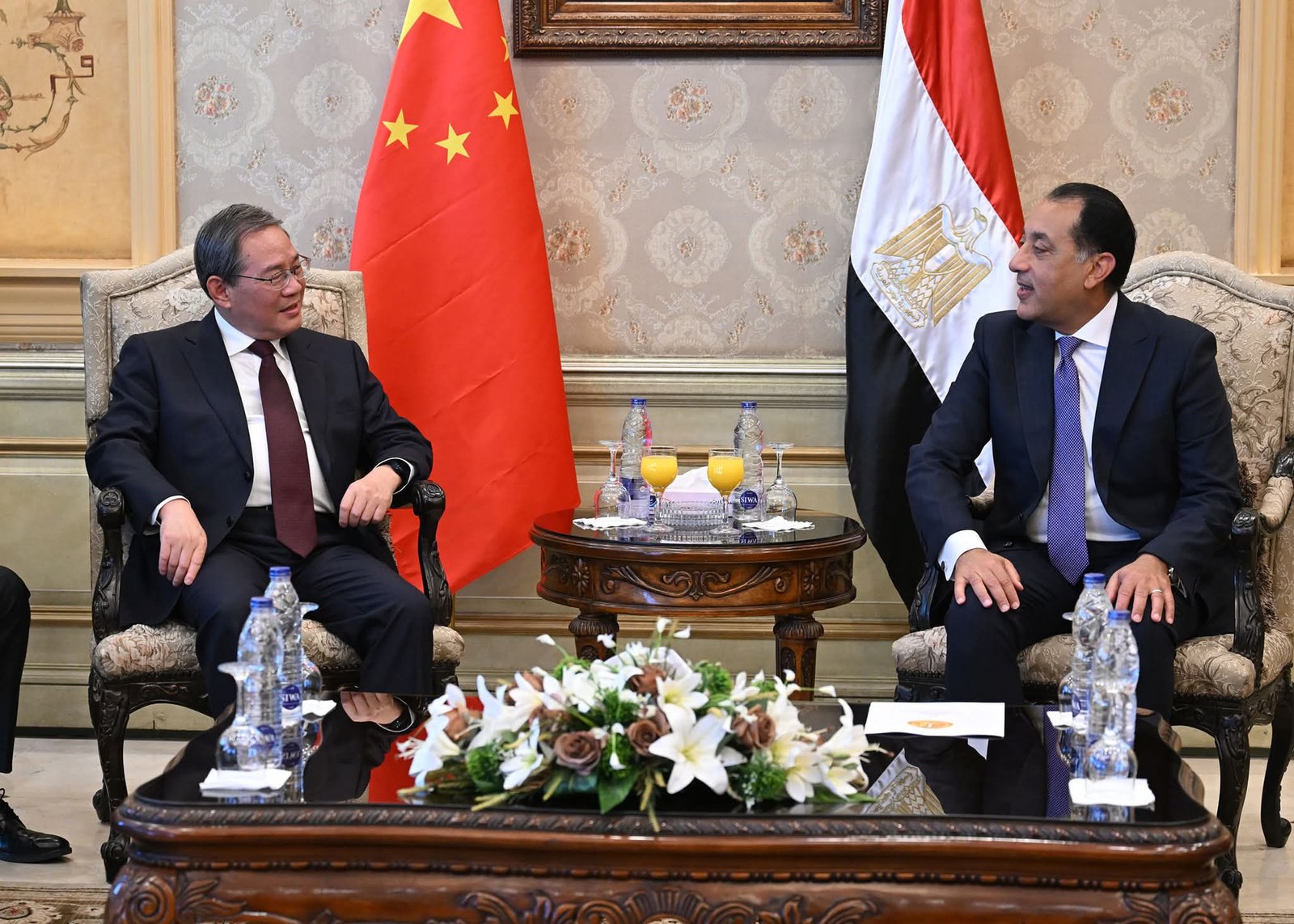 رئيس الوزراء يستقبل رئيس مجلس الدولة الصيني بمطار القاهرة الدولي