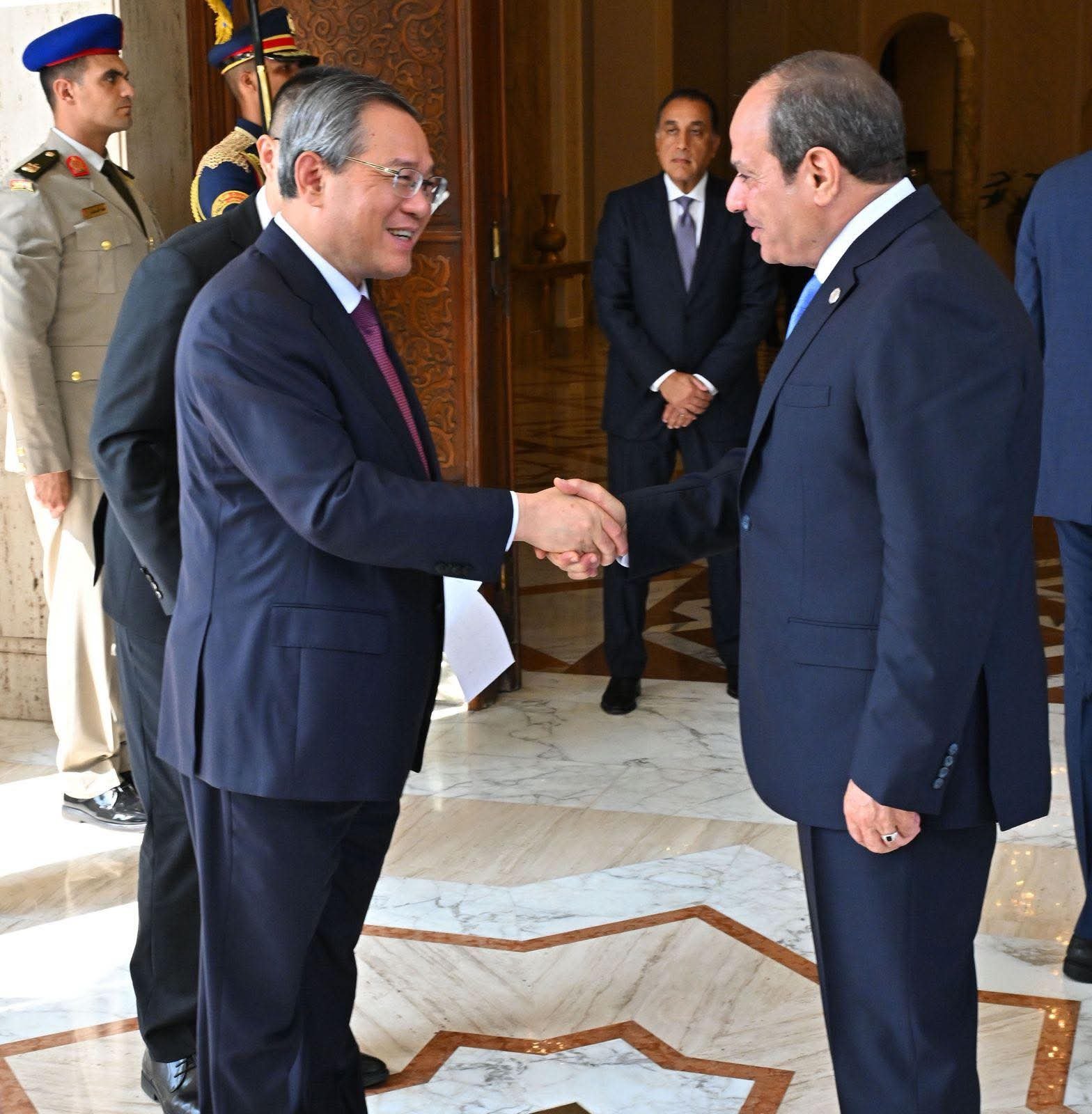 “السيسي يستقبل رئيس مجلس الدولة الصيني لتعزيز العلاقات الثنائية والتنسيق الإقليمي”.