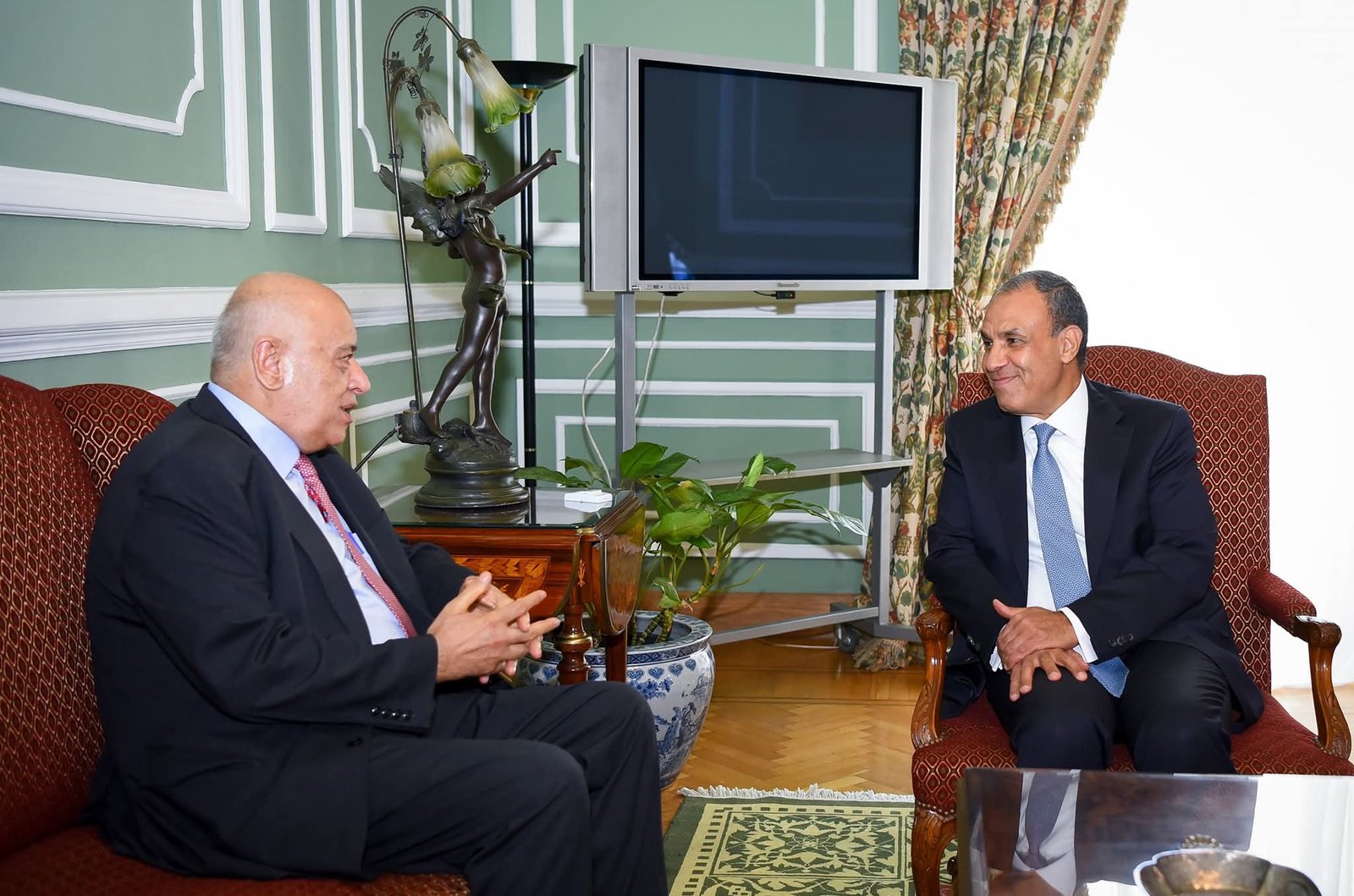 وزير الخارجية والهجرة يستقبل أمين سر اللجنة المركزية لحركة فتح الفلسطينية