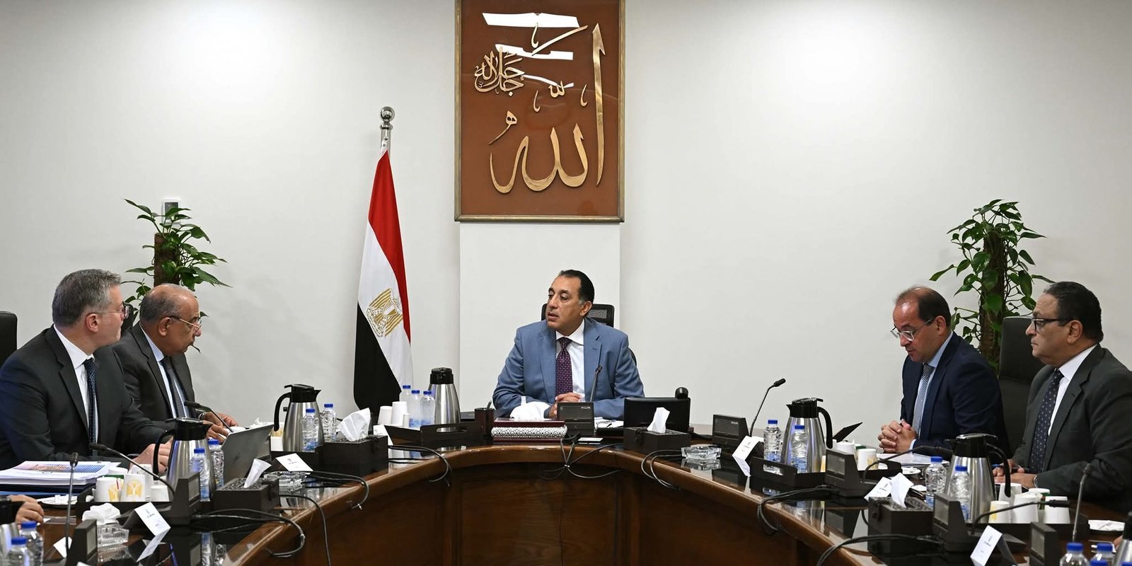 رئيس الوزراء يتابع إجراءات توفير الاعتمادات المالية للمواد البترولية لتشغيل محطات الكهرباء